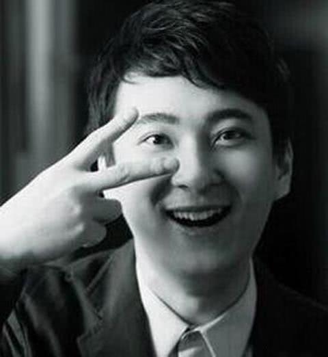 王思聪吃玉米上热搜，看到他的手机挂饰后，网友炸锅