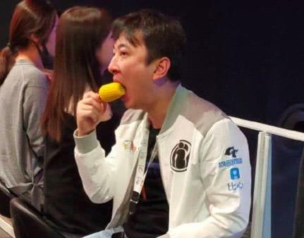 王思聪吃玉米上热搜，看到他的手机挂饰后，网友炸锅