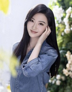 ​独家揭秘：景甜惊天身世、豪门爱恨情仇与巨额身价！