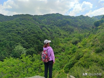 ​石家庄灵寿县4A级景区水泉溪，吊桥横卧溪水流，彩虹瀑下现彩虹