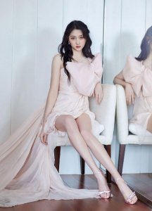 ​关晓彤百花奖造型写真释出 穿粉裙蝴蝶裙秀出修长美腿