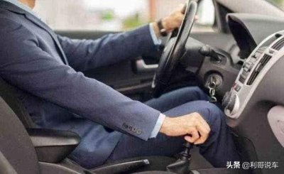 ​手动挡起步时，为啥一档换二档会顿挫？老司机解释后：听好了
