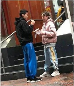 ​成龙女儿近照曝光，和妻子街头啃三明治太可怜，让人看着心酸！