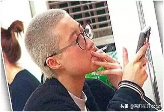 成龙女儿近照曝光，和妻子街头啃三明治太可怜，让人看着心酸！