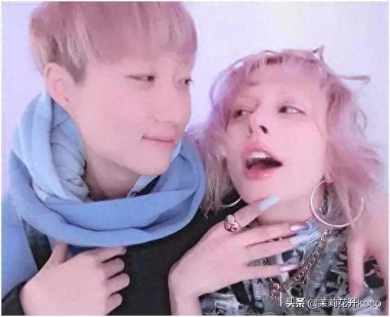 成龙女儿近照曝光，和妻子街头啃三明治太可怜，让人看着心酸！