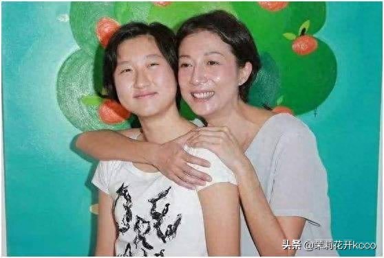 成龙女儿近照曝光，和妻子街头啃三明治太可怜，让人看着心酸！