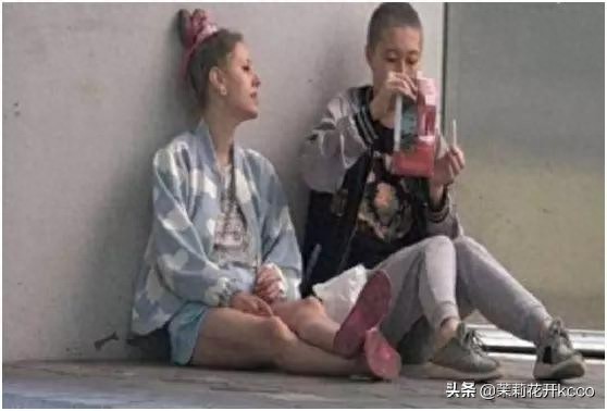 成龙女儿近照曝光，和妻子街头啃三明治太可怜，让人看着心酸！