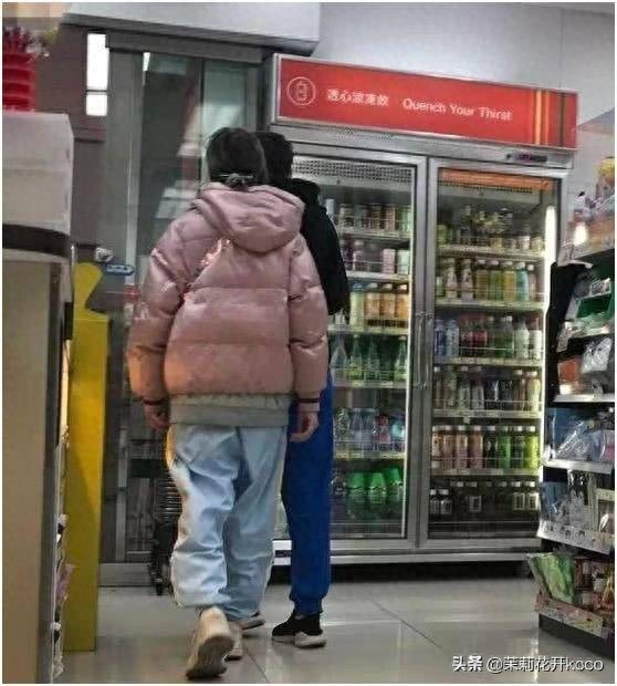 成龙女儿近照曝光，和妻子街头啃三明治太可怜，让人看着心酸！