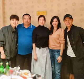 ​李克勤50岁妻子被曝怀三胎，每月还60万房贷，自曝经济压力有点大