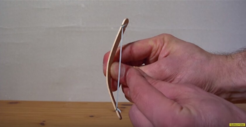 国外网友自制迷你弓箭，看完后大家都对他竖起大拇指