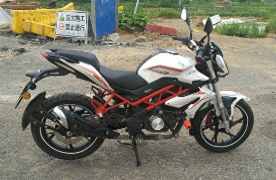 8800元买台贝纳利TNT150，帅气省油，技术却落后