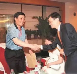 ​这是宗庆后当年会见马云时的一张照片。桌上摆着红云香烟，旁边坐