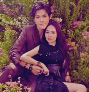 ​39岁明星姐弟恋，包容老公混夜店与5女子同欢，依然遭婚变