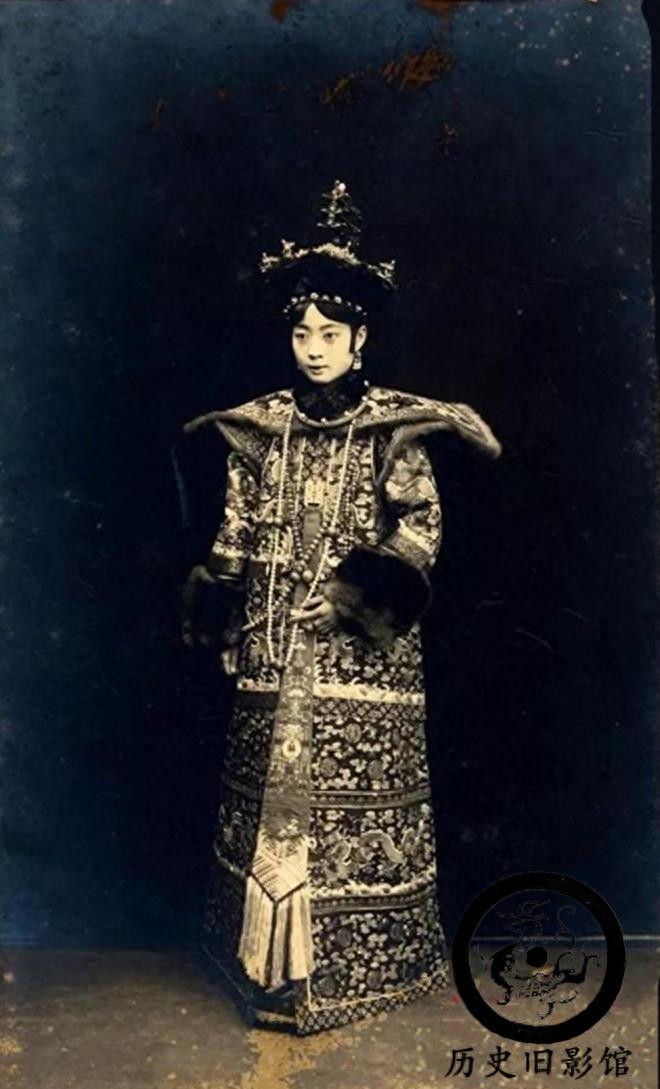老照片再现末代皇后婉容真容：图五很漂亮，图九日本侍女眼神怪异