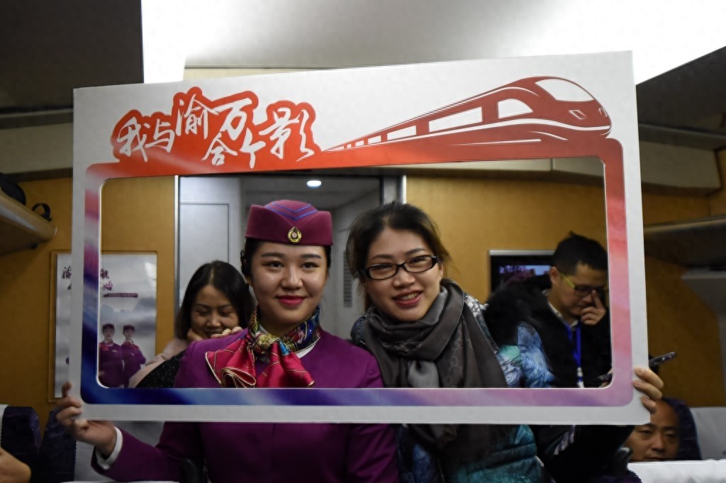渝万高铁正式开通运营
