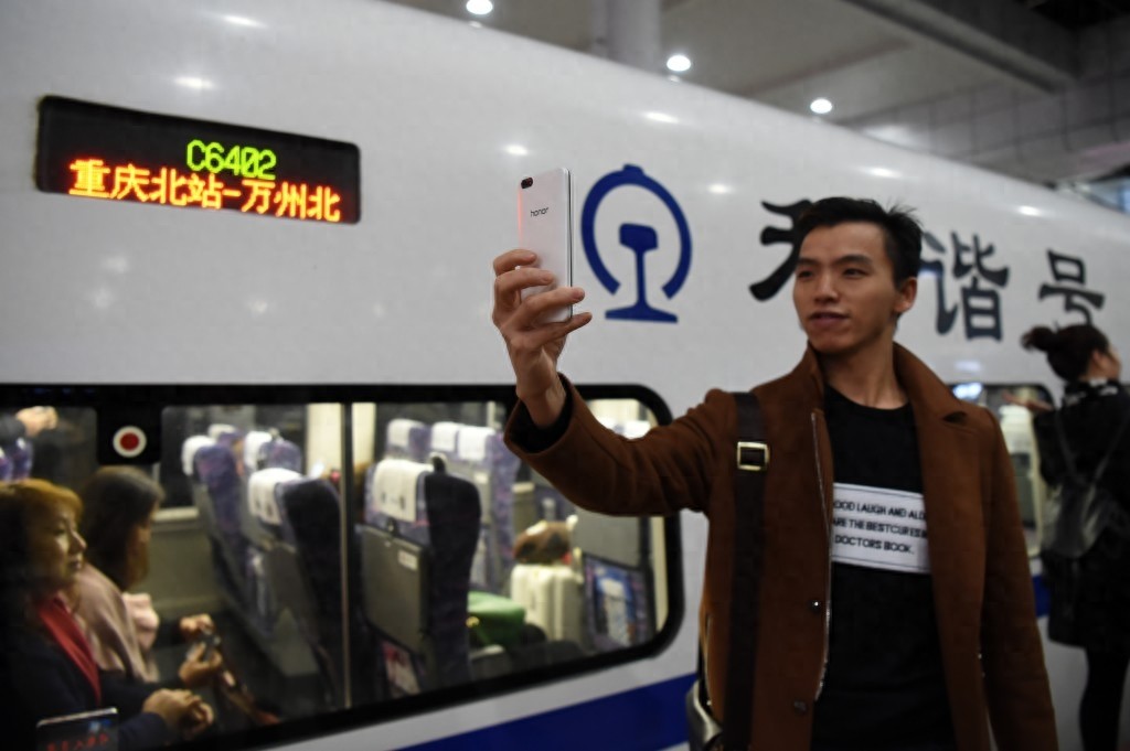 渝万高铁正式开通运营