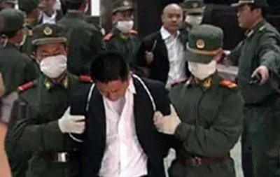 ​宋留根被执行死刑，戴镣铐与妻子告别，临刑前浑身发抖流泪不止