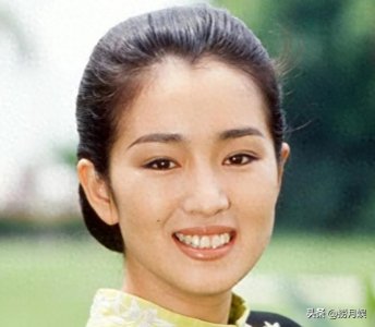 ​肖华：跟张艺谋离婚34年，他名利双收家庭和睦，她过得怎样？