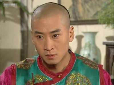 ​49岁周杰被曝隐婚？驾豪车携一女子与小孩看病，疑似妻子与儿子