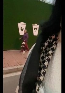 ​老人在散步遛狗，狗竟一直是两条腿在走路，穿上衣服还以为是小孩