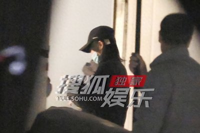 ​张子枫忙工作妈妈陪伴 坐车上放松微笑温暖又治愈