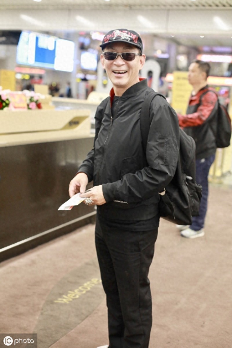 “猴哥”六小龄童笑容爽朗现身，60岁身姿矫健精神矍铄