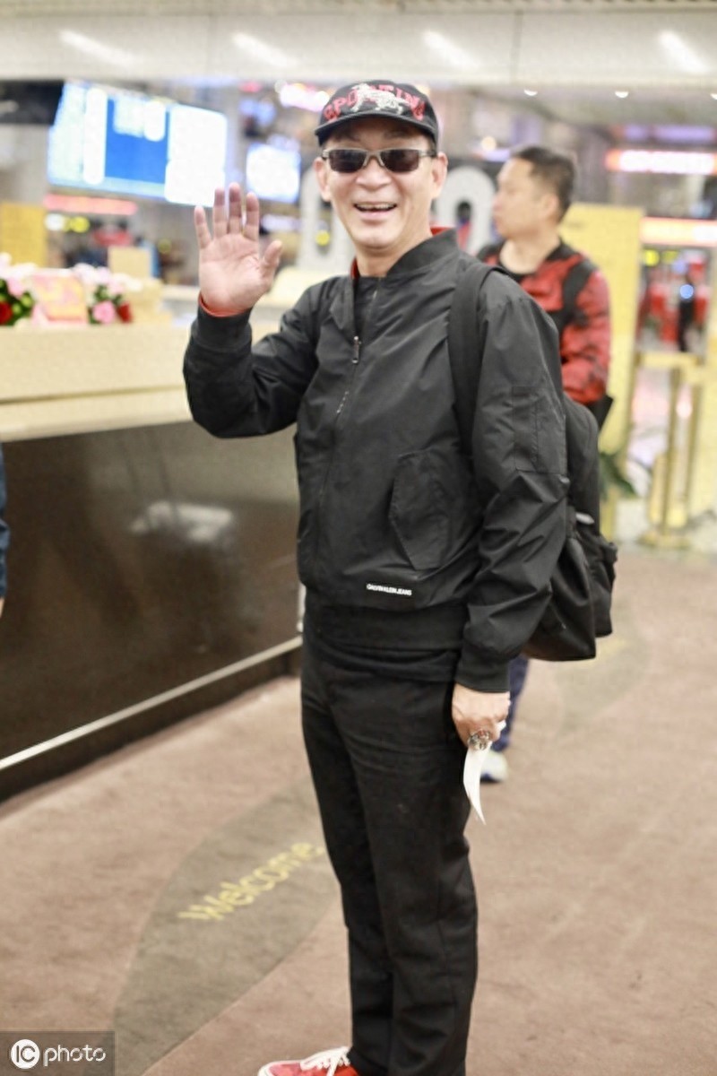 “猴哥”六小龄童笑容爽朗现身，60岁身姿矫健精神矍铄