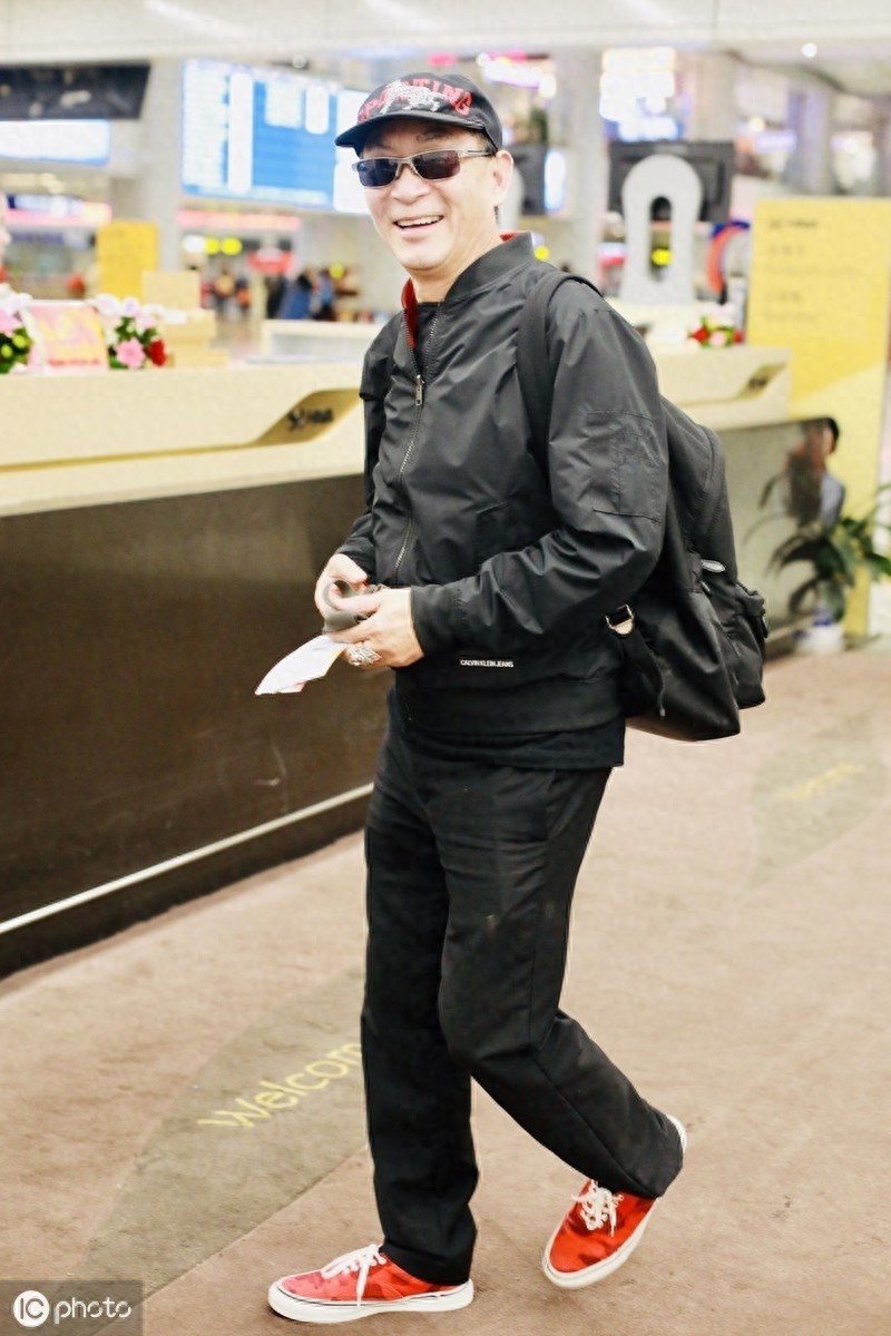 “猴哥”六小龄童笑容爽朗现身，60岁身姿矫健精神矍铄