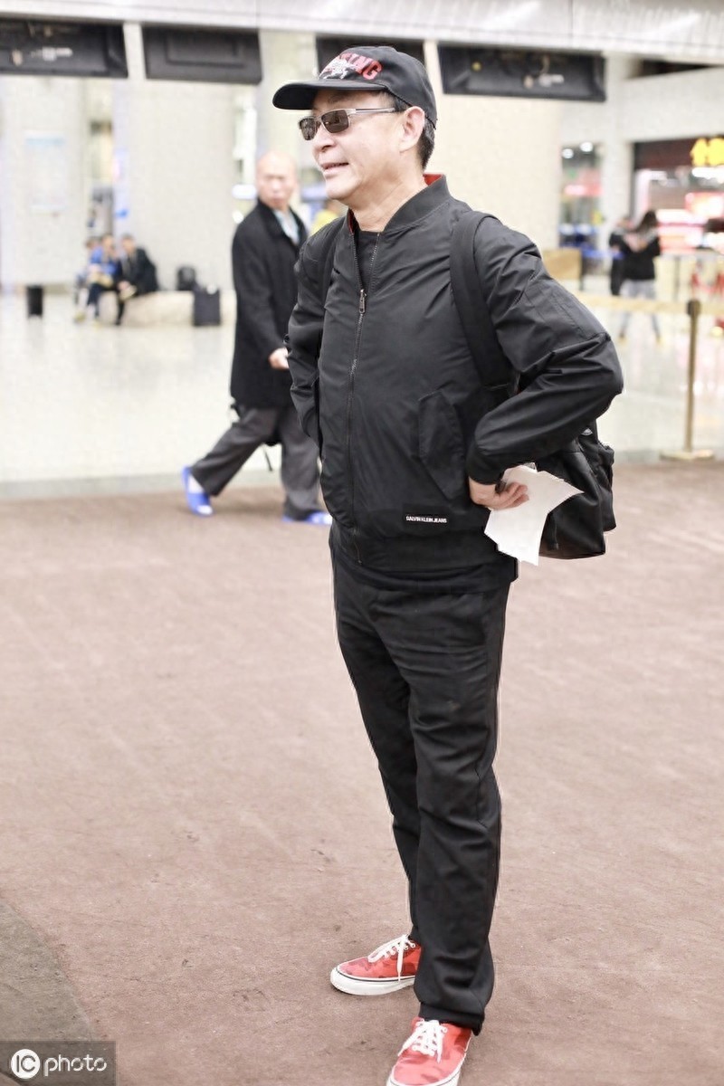 “猴哥”六小龄童笑容爽朗现身，60岁身姿矫健精神矍铄