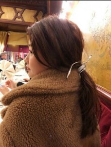 ​女星调皮起来简直太可爱，孙怡用数据线扎头发