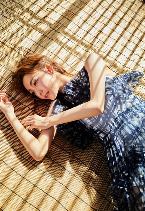 林源蓝色长裙性感时尚写真图片