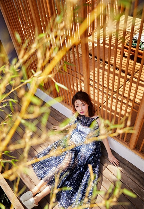 林源蓝色长裙性感时尚写真图片