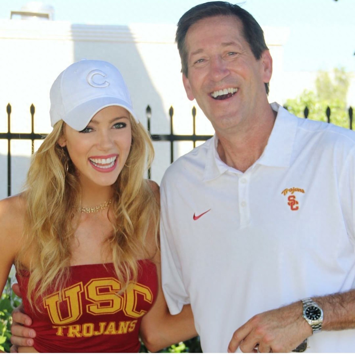 美呆了！霍纳塞克女儿穿父亲球衣出镜，颜值和身材都是顶级啊