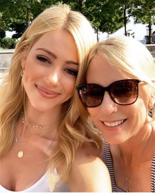 美呆了！霍纳塞克女儿穿父亲球衣出镜，颜值和身材都是顶级啊