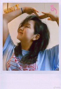 ​何洁对镜头比心为奥运健儿加油 脸型圆润十足俏皮