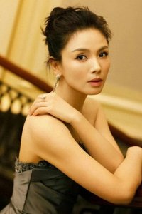 ​“国民贤妻”刘涛露背写真！肤白貌美身材曼妙性感撩人