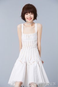 ​46岁鲁豫最新写真，告别BOBO头成功逆龄，网友：瘦到没胸