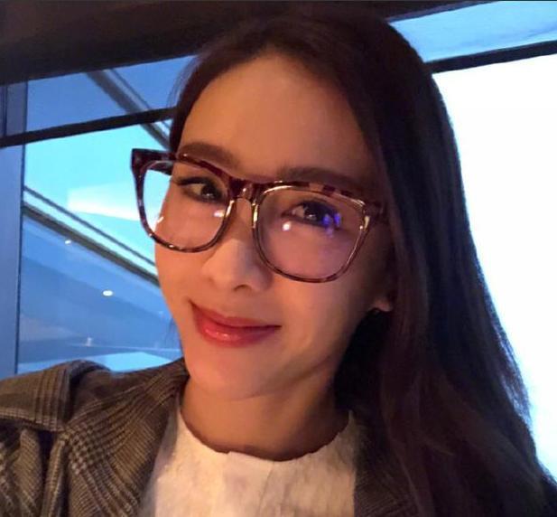 黎姿晒戴老花镜照片,眼睛会泄露年龄的秘密,粉丝:永远是女神