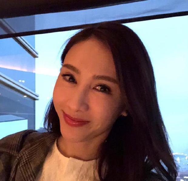 黎姿晒戴老花镜照片,眼睛会泄露年龄的秘密,粉丝:永远是女神