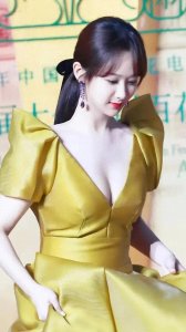 ​杨紫“蝴蝶胸”火了！果然清纯在性感面前一文不值！