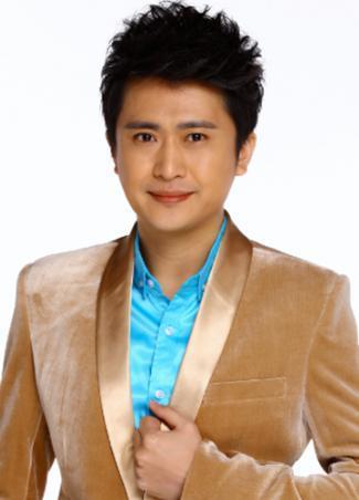 央视主持人杨帆妻子曝光，这五官颜值不敢吐槽，网友：难怪不公开