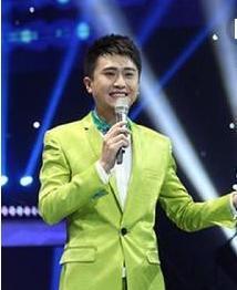 央视主持人杨帆妻子曝光，这五官颜值不敢吐槽，网友：难怪不公开