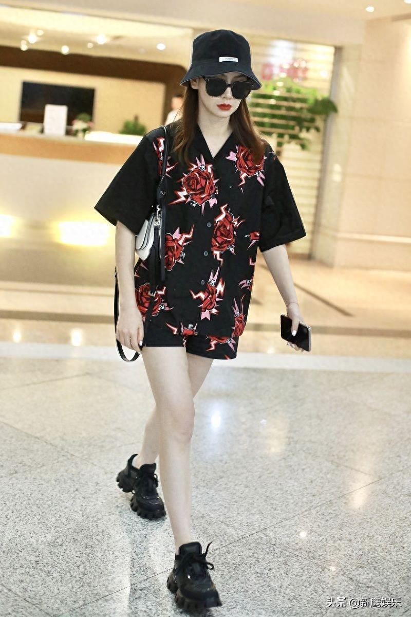 戚薇穿睡衣机场“走秀”,面无表情肤白如雪气场超足