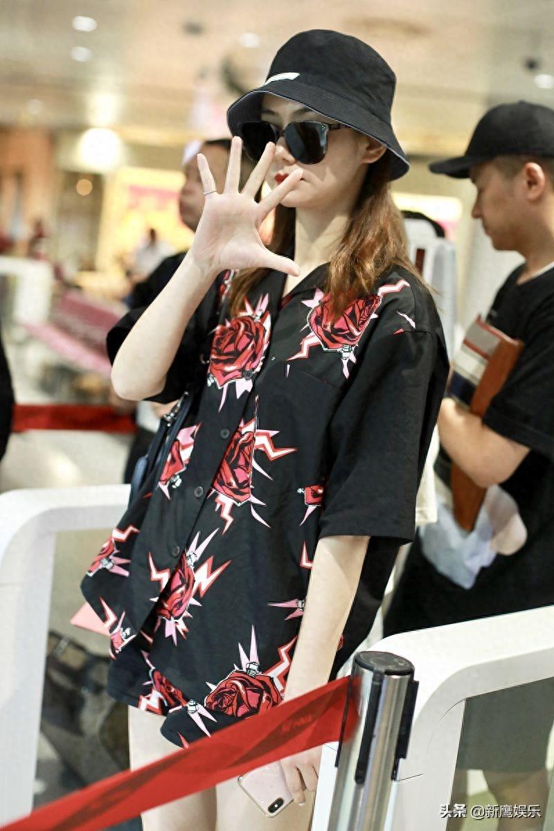戚薇穿睡衣机场“走秀”,面无表情肤白如雪气场超足