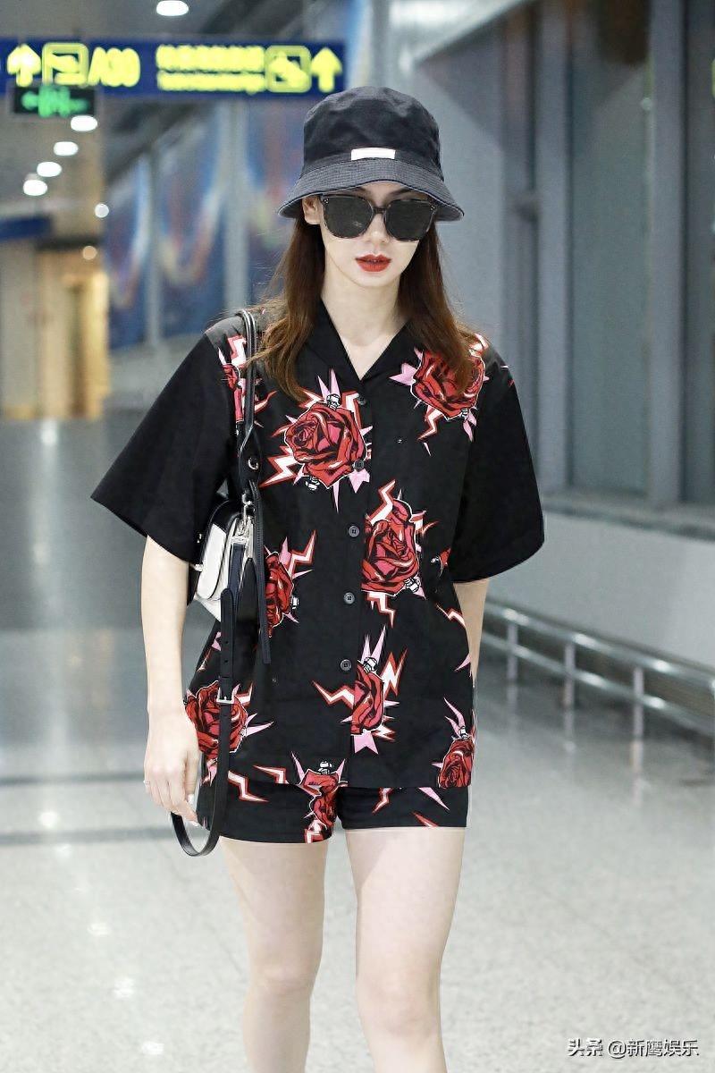 戚薇穿睡衣机场“走秀”,面无表情肤白如雪气场超足