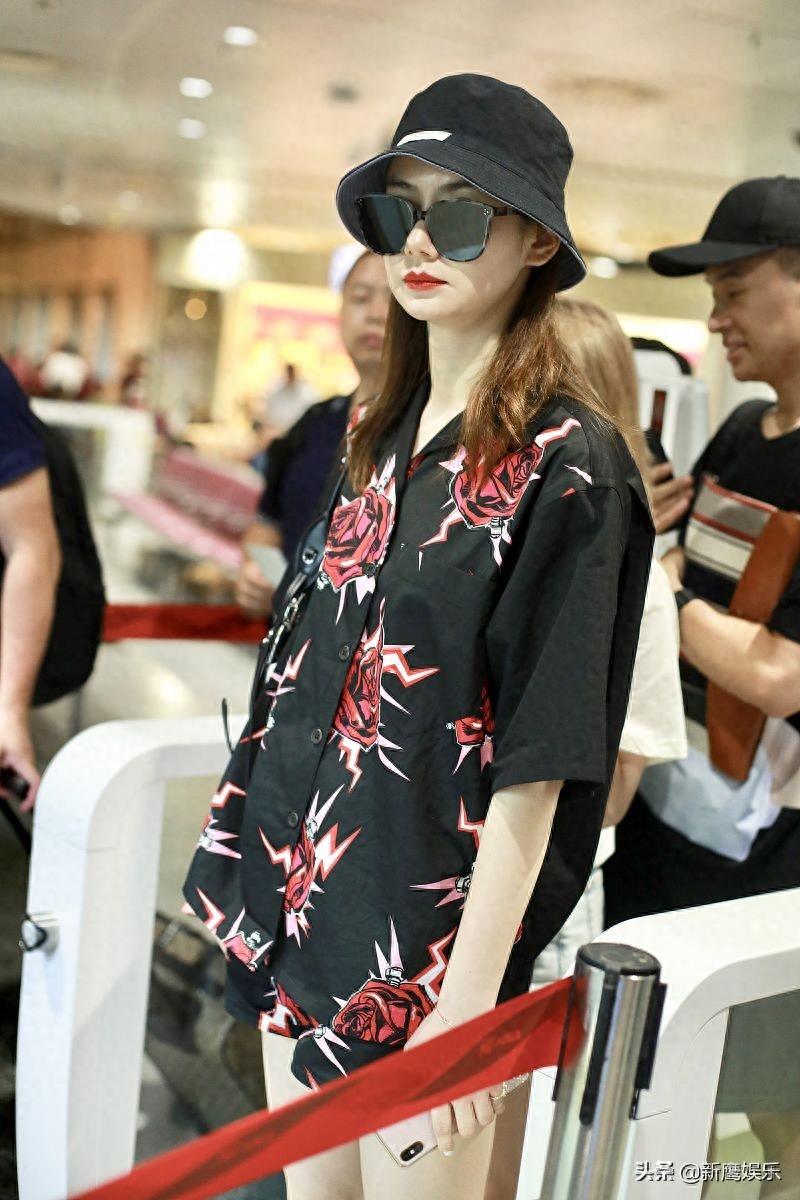 戚薇穿睡衣机场“走秀”,面无表情肤白如雪气场超足