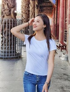 ​10万网友惊呼！玖月奇迹王小玮紧身牛仔裤引爆争议