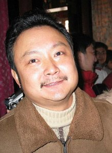 ​23岁爆红，娶18岁初恋，中年丧子一夜白头，欧阳奋强如今怎样了？