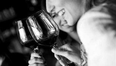 ​一个男人在酒桌上对女人很好(女人在酒桌上对喜欢的男人表现?)