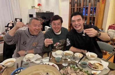 ​71岁曾志伟日本旅游，他穿牛仔阔腿裤显腿短，和谭咏麟各玩各的！